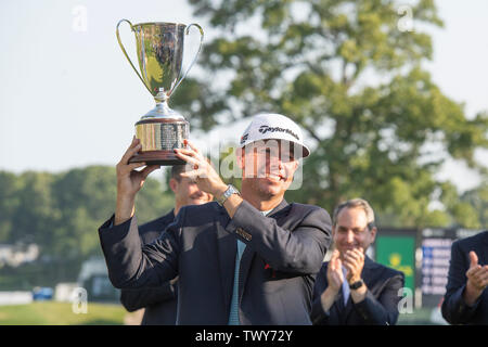 Cromwell CT, USA. 23. Juni 2019. Chez Reavie, der Vereinigten Staaten, wirft mit der Trophäe, nachdem er die PGA Travelers Championship Golf Turnier an TPC River Highlands in Cromwell CT statt. Eric Canha/Cal Sport Media/Alamy leben Nachrichten Stockfoto