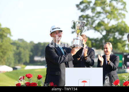 Cromwell CT, USA. 23. Juni 2019. Chez Reavie, der Vereinigten Staaten, wirft mit der Trophäe, nachdem er die PGA Travelers Championship Golf Turnier an TPC River Highlands in Cromwell CT statt. Eric Canha/Cal Sport Media/Alamy leben Nachrichten Stockfoto