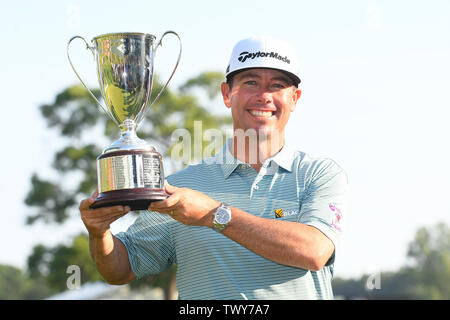 Cromwell CT, USA. 23. Juni 2019. Chez Reavie, der Vereinigten Staaten, wirft mit der Trophäe, nachdem er die PGA Travelers Championship Golf Turnier an TPC River Highlands in Cromwell CT statt. Eric Canha/Cal Sport Media/Alamy leben Nachrichten Stockfoto