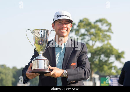 Cromwell CT, USA. 23. Juni 2019. Chez Reavie, der Vereinigten Staaten, wirft mit der Trophäe, nachdem er die PGA Travelers Championship Golf Turnier an TPC River Highlands in Cromwell CT statt. Eric Canha/Cal Sport Media/Alamy leben Nachrichten Stockfoto