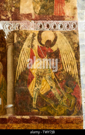 Detail der gotischen Wandmalerei, die Heiligen Erzengel Michael gegen einen Dämon in Santa María de Iguácel Kirche (Larrosa, Huesca, Aragón, Spanien) Stockfoto