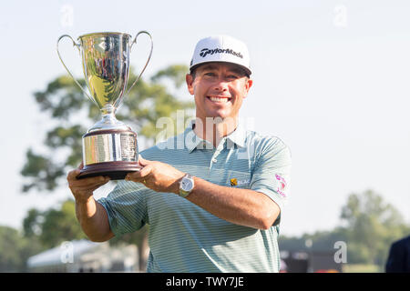 Cromwell CT, USA. 23. Juni 2019. Chez Reavie, der Vereinigten Staaten, wirft mit der Trophäe, nachdem er die PGA Travelers Championship Golf Turnier an TPC River Highlands in Cromwell CT statt. Eric Canha/Cal Sport Media/Alamy leben Nachrichten Stockfoto