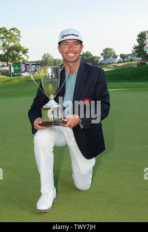 Cromwell CT, USA. 23. Juni 2019. Chez Reavie, der Vereinigten Staaten, wirft mit der Trophäe, nachdem er die PGA Travelers Championship Golf Turnier an TPC River Highlands in Cromwell CT statt. Eric Canha/Cal Sport Media/Alamy leben Nachrichten Stockfoto