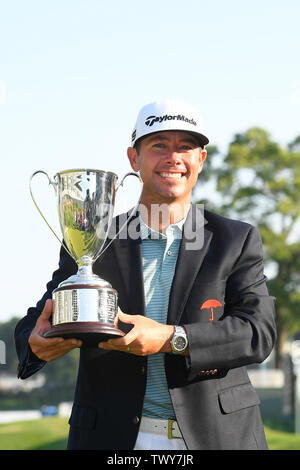 Cromwell CT, USA. 23. Juni 2019. Chez Reavie, der Vereinigten Staaten, wirft mit der Trophäe, nachdem er die PGA Travelers Championship Golf Turnier an TPC River Highlands in Cromwell CT statt. Eric Canha/Cal Sport Media/Alamy leben Nachrichten Stockfoto