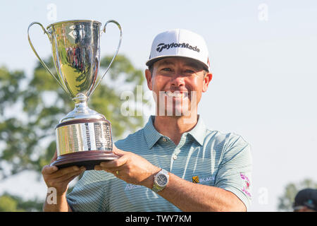 Cromwell CT, USA. 23. Juni 2019. Chez Reavie, der Vereinigten Staaten, wirft mit der Trophäe, nachdem er die PGA Travelers Championship Golf Turnier an TPC River Highlands in Cromwell CT statt. Eric Canha/Cal Sport Media/Alamy leben Nachrichten Stockfoto