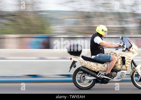 Belgrad, Serbien - April 26, 2019: Ein junger Mann reiten schnell Motorrad über die Stadt Street Bridge Stockfoto