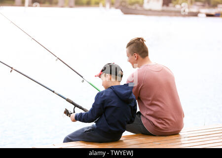 Vater und Sohn angeln zusammen auf dem Fluss Stockfoto