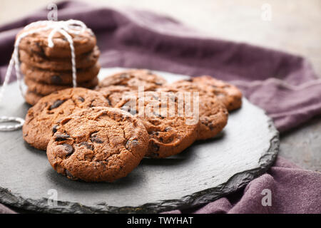 Leckere Schokolade Cookies auf schiefer Platte Stockfoto