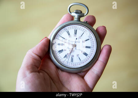 Nahaufnahme der Hände mit Vintage Pocket Watch retro Stockfoto