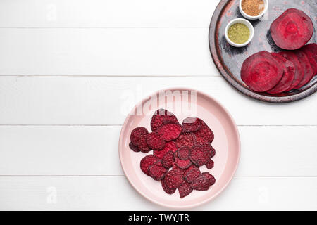 Zusammensetzung mit leckeren Schnitzel auf Tisch Stockfoto