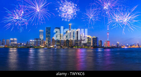 Feuerwerk und das Stadtbild in Shanghai bei Nacht Stockfoto