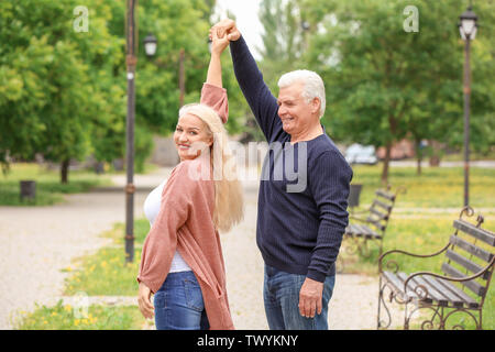 Gerne reifes Paar tanzen im Park Stockfoto