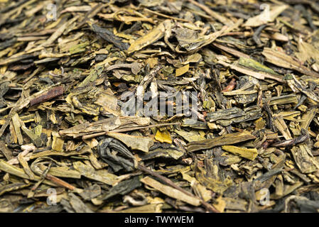 Eine Nahaufnahme und detaillierte Studio Produkt Schuß aus einem Bündel von getrocknet und lose Chinesischer grüner Tee Blätter. Stockfoto