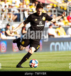 Juni 23, 2019: Columbus Crew SC Mittelfeldspieler Luis Argudo (2) übernimmt den Ball gegen Sporting Kansas City in ihr Spiel in Columbus, Ohio, USA. Brent Clark/Alamy leben Nachrichten Stockfoto