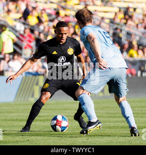 23. Juni 2019: Columbus Crew SC Mittelfeldspieler Robinfo (18) geht eins zu eins mit dem Sporting Kansas City Verteidiger Seth Sinovic (15) in ihrem Spiel in Columbus, Ohio, USA. Brent Clark/Alamy Live News Stockfoto