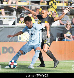 Juni 23, 2019: Kansas City Sporting Mittelfeldspieler Benny Feilhaber (30) kämpft für den ball gegen Columbus Crew SC Mittelfeldspieler Robinho (18) in ihrem Spiel in Columbus, Ohio, USA. Brent Clark/Alamy leben Nachrichten Stockfoto