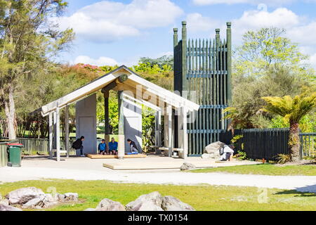 Rotorua, Neuseeland - Oktober 15, 2018: Besucher eine kostenlose thermische Fußbad in Kuirau Park, Neuseeland genießen nur Erdwärme öffentlichen Park. Stockfoto