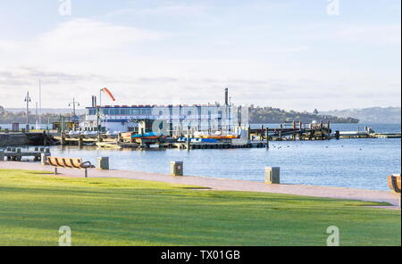 Rotorua, Neuseeland - Oktober 15, 2018: Blick auf den Lake Rotorua am späten Nachmittag mit dem Wahrzeichen Lakeland Queen im Dock, Rotorua ist eine Art Stockfoto