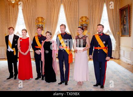 Luxemburg, Luxemburg. 23. Juni 2019. Großherzog Henri und Großherzogin Maria Teresa, Prinz Guillaume, Großherzog erblich und Prinzessin Stephanie, Großherzogin erblich, Prinz Louis, Alexandra Prinzessin und Prinz Sebastian Luxemburgs an das Großherzogliche Palais in Luxemburg am 23. Juni 2019, der zur Teilnahme an der Rezeption anlässlich des Nationalen Tag der Luxemburg Foto: Albert Nieboer/Niederlande/Point de Vue | Quelle: dpa/Alamy leben Nachrichten Stockfoto