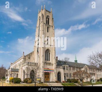 Ein Regenbogen Zeichen verkünden "Alle sind Willkommen' hängt über die Türen der Kirche der Pilger in Washington, DC, USA. Stockfoto