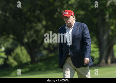 Washington, District of Columbia, USA. 23. Juni 2019. Präsidenten der Vereinigten Staaten Donald J. Trumpf kehrt in das Weiße Haus in Washington, DC, nach einer Reise nach Camp David und einen Anschlag an seinem Golf Kurs in Sterling, Virginia am Sonntag, Juni 23, 2019 Credit: Chris Kleponis/CNP/ZUMA Draht/Alamy leben Nachrichten Stockfoto