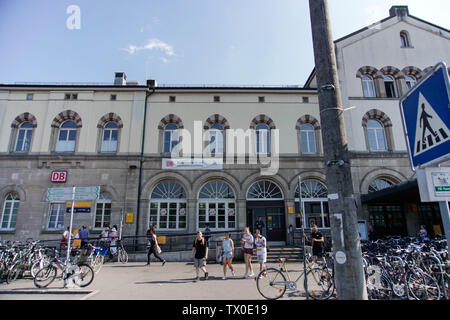 Tübingen/Deutschland - vom 31. Juli 2018: Fahrrad parken am Hauptbahnhof Tübingen. Es ist der größte Bahnhof in der Universitätsstadt Tübingen und ein Transport Stockfoto