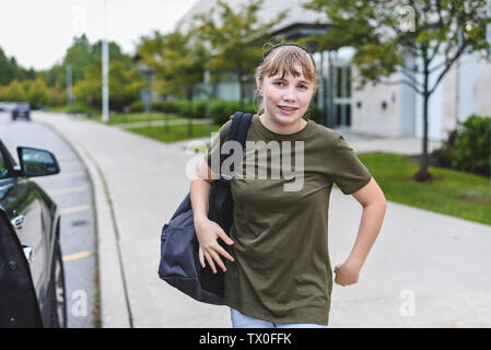 Happy teenage Mädchen fallen weg für die Schule. Stockfoto