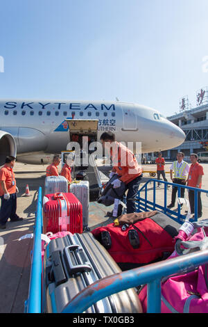 Southern Airlines, Ground Crew Transport von Gepäck. Stockfoto