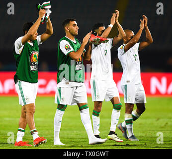 Kairo, Ägypten. 23. Juni 2019. Spieler von Algerien grüße die Zuschauer nach der 2019 Afrika Cup der Nationen C Match zwischen Algerien und Kenia in Kairo, Ägypten, am 23. Juni 2019. Algerien gewann 2-0. Credit: Li Yan/Xinhua/Alamy leben Nachrichten Stockfoto