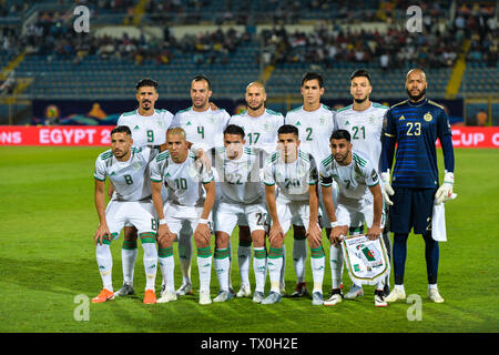 Kairo, Ägypten. 23. Juni 2019. Spieler von Algerien Line Up im Vorfeld der Fußball-Afrikameisterschaft 2019 Gruppe C Match zwischen Algerien und Kenia in Kairo, Ägypten, am 23. Juni 2019. Algerien gewann 2-0. Credit: Li Yan/Xinhua/Alamy leben Nachrichten Stockfoto