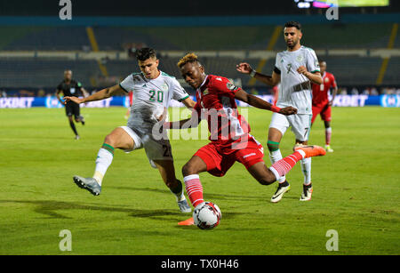 Kairo, Ägypten. 23. Juni 2019. Youcef Atal (L) von Algerien Mias mit abud Omar Sfantu Kenias während der Fußball-Afrikameisterschaft 2019 Gruppe C Match zwischen Algerien und Kenia in Kairo, Ägypten, am 23. Juni 2019. Algerien gewann 2-0. Credit: Li Yan/Xinhua/Alamy leben Nachrichten Stockfoto