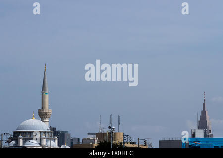 Die Kuppel und das Minarett der Tokio Camii Moschee (links) mit dem Docomo Tower dahinter. Yoyogi-Uehara, Tokio, Japan. Stockfoto