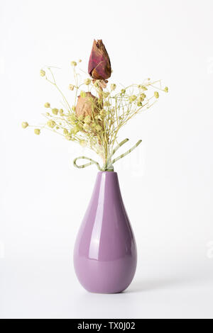 Ein Bukett von getrockneten Blumen in einer Vase, Rosen Stockfoto