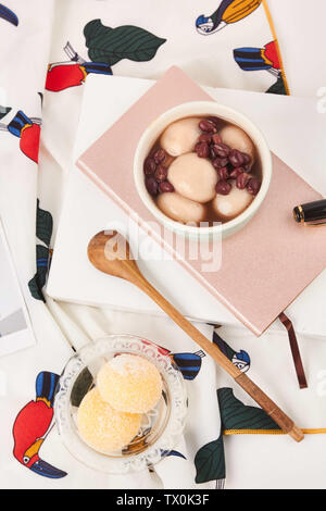 Die Knödel auf den Tisch. Stockfoto