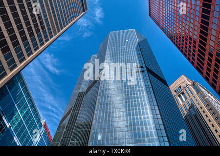 Hohes Bürogebäude vor blauem Himmel in der Innenstadt von Pittsburgh, Pennsylvania, USA Stockfoto