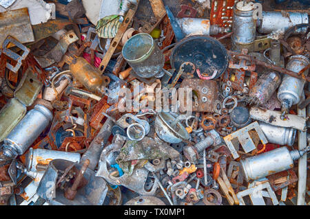 Großen Dump der elektrischen Schrauben und Muttern von rostigem Eisen Ansicht von oben Stockfoto