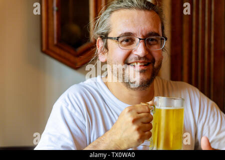 Mann trinkt Bier Seitenansicht des gutaussehenden Mann Bier trinken während der Sitzung Stockfoto