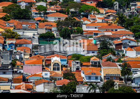 Dächer von Häusern. Blick auf die verschiedenen roten Dächer der Häuser. Stockfoto