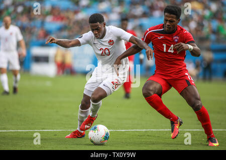 Charlotte, NC, USA. 23. Juni 2019. Kanada, Jonathan David (20) und Mittelfeldspieler Kuba Jean Carlos Rodriguez (14) Kampf um den Ball im CONCACAF Gold Cup Fußball-Match zwischen Kanada und Kuba an der Bank von Amerika Stadium in Charlotte, NC. Jonathan Huff/CSM/Alamy leben Nachrichten Stockfoto