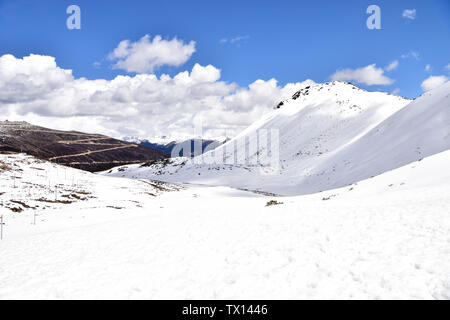 Plateau Landschaft entlang des National Highway 318 Der sichuan-tibet Highway im April 2019. Stockfoto