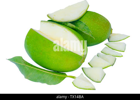 Nahaufnahme der grüne Mangos, Schichten und grüne Blätter auf einem weißen Hintergrund. Stockfoto