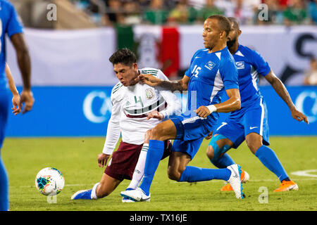 Charlotte, NC, USA. 23. Juni 2019. Mexiko defender Edson Alvarez (4) Erhält in von Martinique defender Yann Thimon (14) in der 2019 Gold Cup Match an der Bank von Amerika Stadium in Charlotte, NC. (Scott Kinser) Credit: Csm/Alamy leben Nachrichten Stockfoto