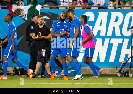 Charlotte, NC, USA. 23. Juni 2019. Martinique vorwärts Etages Kevin Parsemain (17) feiert sein Ziel mit Martinique defender Yann Thimon (14) in der 2019 Gold Cup Match an der Bank von Amerika Stadium in Charlotte, NC. (Scott Kinser) Credit: Csm/Alamy leben Nachrichten Stockfoto