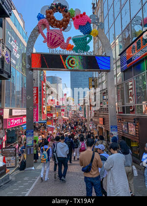 Takeshita Straße, Harajuku. Überfüllten Einkaufszone in Tokyo City Stockfoto