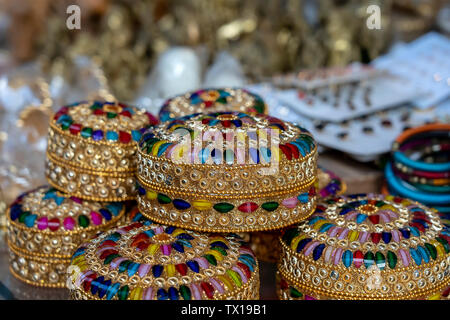 Bunte Jewel Boxen für Verkauf für Touristen am indischen Markt in Rishikesh, Indien. Nahaufnahme Stockfoto