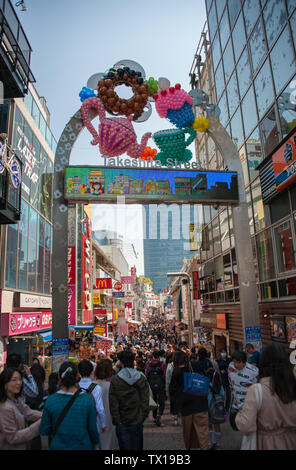 Takeshita Straße, Harajuku. Überfüllten Einkaufszone in Tokyo City Stockfoto