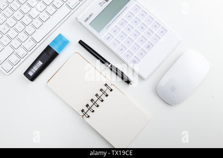 Kreative Kombination von Büromaterial Stockfoto