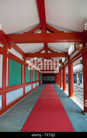 Traditionelle Japanische Architektur an ein Shinto Schrein. Vermillion farbigen Säulen line einen schattigen Korridor an der alten Hie-Jinja Schrein, Tokio Stockfoto