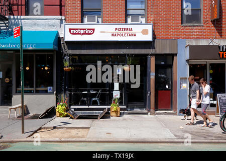 Motorino, 349 E. 12 St, New York, NY. aussen Verkaufsplattform für eine Pizza Restaurant im Stadtteil East Village in Manhattan. Stockfoto