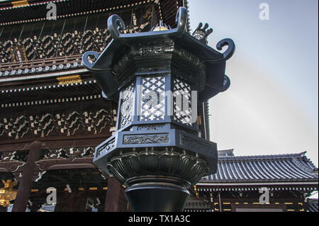 Bronze Laternen (Tourou) und Haupttor an der Shinshu Hotani-ha oder Hongan-ji-Tempel in Kyoto, Japan. Stockfoto